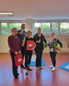 Vier Damen und ein Herr im Fitnessraum